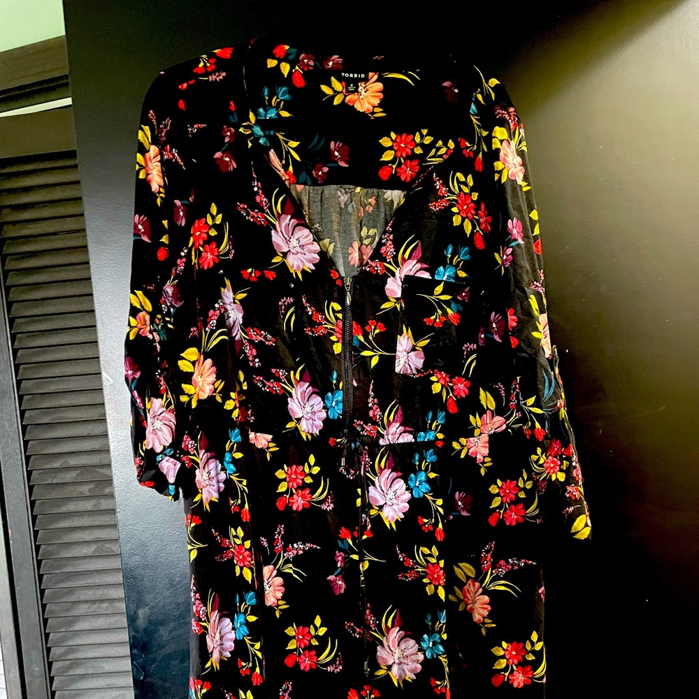 Cute v black floral Torrid dress